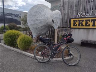Photo of Tour Aotearoa 2024: rider Stephane Perron, giant kiwi
