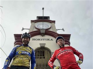 Photo of Tour Aotearoa 2023: rider Chris Ewers, Hokitia Clock Tower